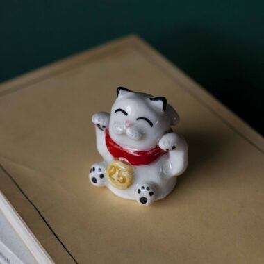 Charming handmade ceramic cat miniatures crafted with intricate details, perfect for cat lovers and collectors. Unique artisan-designed decorations that add a touch of whimsy to any space. Ideal as thoughtful gifts or adorable keepsakes. Χαριτωμένα χειροποίητα κεραμικά μινιατούρες γάτας, φτιαγμένα με προσοχή στη λεπτομέρεια. Ιδανικά για λάτρεις των γατών και συλλέκτες. Μοναδικά διακοσμητικά με καλλιτεχνική σχεδίαση που προσθέτουν μια πινελιά χαράς σε κάθε χώρο. Τέλεια για δώρα ή αξιολάτρευτα αναμνηστικά.