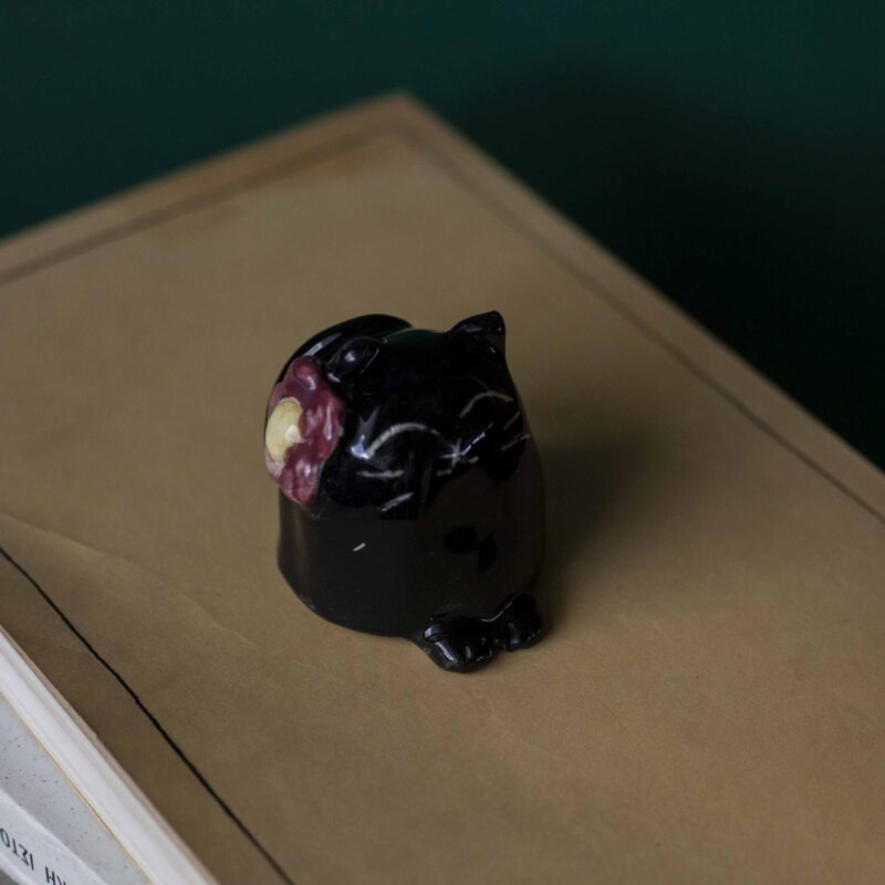 Charming handmade ceramic cat miniatures crafted with intricate details, perfect for cat lovers and collectors. Unique artisan-designed decorations that add a touch of whimsy to any space. Ideal as thoughtful gifts or adorable keepsakes. Χαριτωμένα χειροποίητα κεραμικά μινιατούρες γάτας, φτιαγμένα με προσοχή στη λεπτομέρεια. Ιδανικά για λάτρεις των γατών και συλλέκτες. Μοναδικά διακοσμητικά με καλλιτεχνική σχεδίαση που προσθέτουν μια πινελιά χαράς σε κάθε χώρο. Τέλεια για δώρα ή αξιολάτρευτα αναμνηστικά.