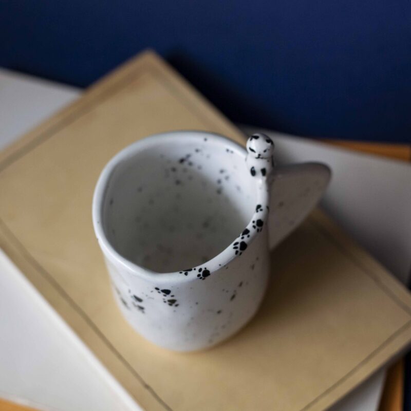 Large handmade ceramic mugs featuring adorable 3D cats climbing on the sides, perfect for cat lovers and tea or coffee enthusiasts. Unique artisan-crafted design combining functionality with playful charm. Ideal as a gift or for adding a whimsical touch to your daily routine. Μεγάλες χειροποίητες κεραμικές κούπες με χαριτωμένες τρισδιάστατες γάτες που σκαρφαλώνουν στις πλευρές τους. Ιδανικές για λάτρεις των γατών και του καφέ ή του τσαγιού. Μοναδικός καλλιτεχνικός σχεδιασμός που συνδυάζει λειτουργικότητα με παιχνιδιάρικη γοητεία. Τέλειες για δώρα ή για να προσθέσετε μια χαρούμενη πινελιά στην καθημερινότητά σας.