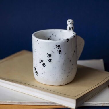 Large handmade ceramic mugs featuring adorable 3D cats climbing on the sides, perfect for cat lovers and tea or coffee enthusiasts. Unique artisan-crafted design combining functionality with playful charm. Ideal as a gift or for adding a whimsical touch to your daily routine. Μεγάλες χειροποίητες κεραμικές κούπες με χαριτωμένες τρισδιάστατες γάτες που σκαρφαλώνουν στις πλευρές τους. Ιδανικές για λάτρεις των γατών και του καφέ ή του τσαγιού. Μοναδικός καλλιτεχνικός σχεδιασμός που συνδυάζει λειτουργικότητα με παιχνιδιάρικη γοητεία. Τέλειες για δώρα ή για να προσθέσετε μια χαρούμενη πινελιά στην καθημερινότητά σας.