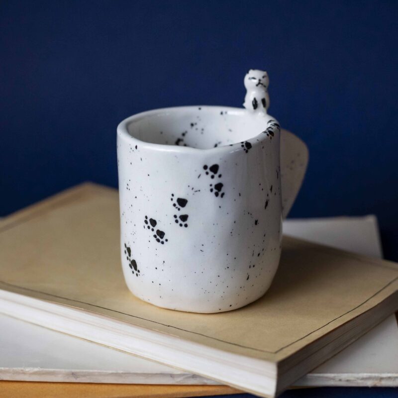 Large handmade ceramic mugs featuring adorable 3D cats climbing on the sides, perfect for cat lovers and tea or coffee enthusiasts. Unique artisan-crafted design combining functionality with playful charm. Ideal as a gift or for adding a whimsical touch to your daily routine. Μεγάλες χειροποίητες κεραμικές κούπες με χαριτωμένες τρισδιάστατες γάτες που σκαρφαλώνουν στις πλευρές τους. Ιδανικές για λάτρεις των γατών και του καφέ ή του τσαγιού. Μοναδικός καλλιτεχνικός σχεδιασμός που συνδυάζει λειτουργικότητα με παιχνιδιάρικη γοητεία. Τέλειες για δώρα ή για να προσθέσετε μια χαρούμενη πινελιά στην καθημερινότητά σας.