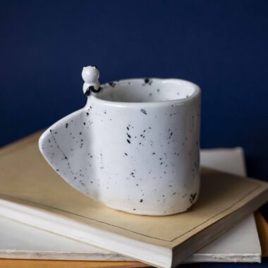 Large handmade ceramic mugs featuring adorable 3D cats climbing on the sides, perfect for cat lovers and tea or coffee enthusiasts. Unique artisan-crafted design combining functionality with playful charm. Ideal as a gift or for adding a whimsical touch to your daily routine. Μεγάλες χειροποίητες κεραμικές κούπες με χαριτωμένες τρισδιάστατες γάτες που σκαρφαλώνουν στις πλευρές τους. Ιδανικές για λάτρεις των γατών και του καφέ ή του τσαγιού. Μοναδικός καλλιτεχνικός σχεδιασμός που συνδυάζει λειτουργικότητα με παιχνιδιάρικη γοητεία. Τέλειες για δώρα ή για να προσθέσετε μια χαρούμενη πινελιά στην καθημερινότητά σας.