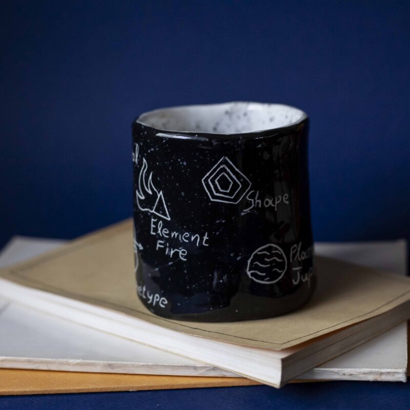 Handmade ceramic mug featuring the sagittarius zodiac sign, adorned with intricate details about sagittarius, including their favorite flower , element and signature traits. Ideal for astrology lovers seeking a unique, personalized drinking experience. Χειροποίητη κεραμική κούπα με το ζώδιο του τοξότη, διακοσμημένη με λεπτομέρειες για το ζώδιο, όπως το αγαπημένο τους λουλούδι , το στοιχείο τους και τα χαρακτηριστικά τους. Ιδανική για τους λάτρεις της αστρολογίας που αναζητούν μια μοναδική, προσωπική εμπειρία ροφήματος.