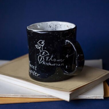 Handmade ceramic mug featuring the sagittarius zodiac sign, adorned with intricate details about sagittarius, including their favorite flower , element and signature traits. Ideal for astrology lovers seeking a unique, personalized drinking experience. Χειροποίητη κεραμική κούπα με το ζώδιο του τοξότη, διακοσμημένη με λεπτομέρειες για το ζώδιο, όπως το αγαπημένο τους λουλούδι , το στοιχείο τους και τα χαρακτηριστικά τους. Ιδανική για τους λάτρεις της αστρολογίας που αναζητούν μια μοναδική, προσωπική εμπειρία ροφήματος.