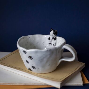 Large handmade ceramic mugs featuring adorable 3D cats climbing on the sides, perfect for cat lovers and tea or coffee enthusiasts. Unique artisan-crafted design combining functionality with playful charm. Ideal as a gift or for adding a whimsical touch to your daily routine. Μεγάλες χειροποίητες κεραμικές κούπες με χαριτωμένες τρισδιάστατες γάτες που σκαρφαλώνουν στις πλευρές τους. Ιδανικές για λάτρεις των γατών και του καφέ ή του τσαγιού. Μοναδικός καλλιτεχνικός σχεδιασμός που συνδυάζει λειτουργικότητα με παιχνιδιάρικη γοητεία. Τέλειες για δώρα ή για να προσθέσετε μια χαρούμενη πινελιά στην καθημερινότητά σας.