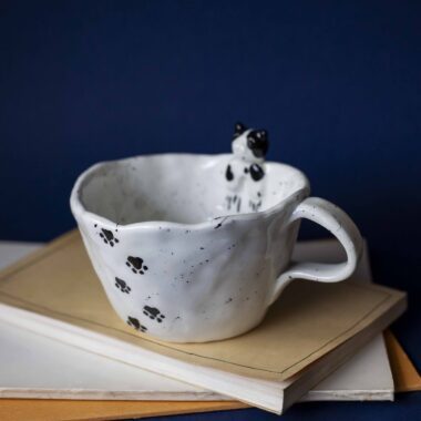 Large handmade ceramic mugs featuring adorable 3D cats climbing on the sides, perfect for cat lovers and tea or coffee enthusiasts. Unique artisan-crafted design combining functionality with playful charm. Ideal as a gift or for adding a whimsical touch to your daily routine. Μεγάλες χειροποίητες κεραμικές κούπες με χαριτωμένες τρισδιάστατες γάτες που σκαρφαλώνουν στις πλευρές τους. Ιδανικές για λάτρεις των γατών και του καφέ ή του τσαγιού. Μοναδικός καλλιτεχνικός σχεδιασμός που συνδυάζει λειτουργικότητα με παιχνιδιάρικη γοητεία. Τέλειες για δώρα ή για να προσθέσετε μια χαρούμενη πινελιά στην καθημερινότητά σας.