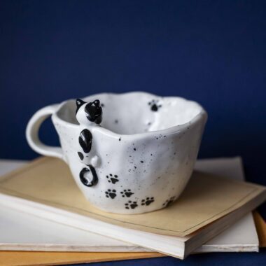 Large handmade ceramic mugs featuring adorable 3D cats climbing on the sides, perfect for cat lovers and tea or coffee enthusiasts. Unique artisan-crafted design combining functionality with playful charm. Ideal as a gift or for adding a whimsical touch to your daily routine. Μεγάλες χειροποίητες κεραμικές κούπες με χαριτωμένες τρισδιάστατες γάτες που σκαρφαλώνουν στις πλευρές τους. Ιδανικές για λάτρεις των γατών και του καφέ ή του τσαγιού. Μοναδικός καλλιτεχνικός σχεδιασμός που συνδυάζει λειτουργικότητα με παιχνιδιάρικη γοητεία. Τέλειες για δώρα ή για να προσθέσετε μια χαρούμενη πινελιά στην καθημερινότητά σας.