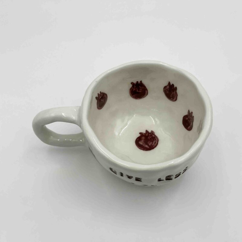 Handmade ceramic mugs adorned with playful fruit designs and the bold message 'Give Less Fucks' on the front. Perfect for adding a touch of humor and personality to your daily coffee or tea!" Greek: "Χειροποίητες κεραμικές κούπες διακοσμημένες με παιχνιδιάρικα σχέδια φρούτων και το τολμηρό μήνυμα 'Give Less Fucks' μπροστά. Ιδανικές για να προσθέσετε χιούμορ και προσωπικότητα στον καθημερινό σας καφέ ή τσάι!