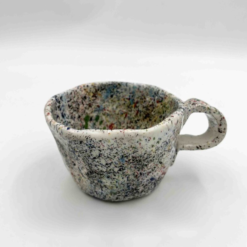 Artistic handmade ceramic mugs featuring unique dot patterns, paint splashes, and pencil-inspired designs. A creative choice for coffee or tea lovers who appreciate one-of-a-kind craftsmanship. Καλλιτεχνικές χειροποίητες κεραμικές κούπες με μοναδικά σχέδια από κουκκίδες, πινελιές χρώματος και σχέδια εμπνευσμένα από μολύβια. Μια δημιουργική επιλογή για τους λάτρεις του καφέ ή του τσαγιού που εκτιμούν τη μοναδική χειροτεχνία.