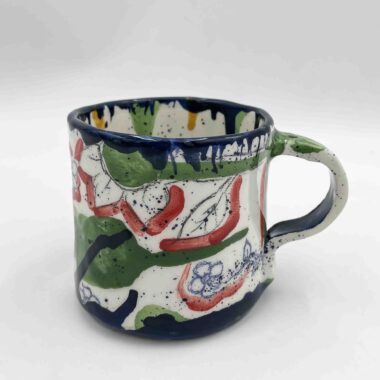 Artistic handmade ceramic mugs featuring unique dot patterns, paint splashes, and pencil-inspired designs. A creative choice for coffee or tea lovers who appreciate one-of-a-kind craftsmanship. Καλλιτεχνικές χειροποίητες κεραμικές κούπες με μοναδικά σχέδια από κουκκίδες, πινελιές χρώματος και σχέδια εμπνευσμένα από μολύβια. Μια δημιουργική επιλογή για τους λάτρεις του καφέ ή του τσαγιού που εκτιμούν τη μοναδική χειροτεχνία.