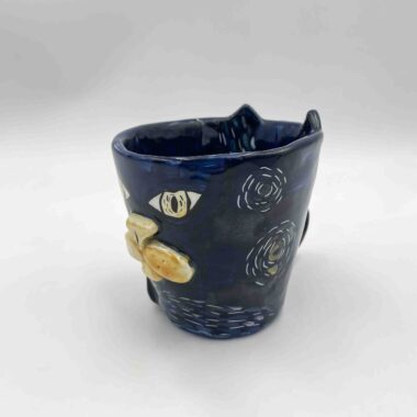 Handmade ceramic mugs inspired by cats, featuring designs of a Siamese cat, a tabby, a black cat, a yellow cat, and a special edition inspired by Vincent van Gogh's 'Starry Night.' Perfect for cat lovers and art enthusiasts! Χειροποίητες κεραμικές κούπες εμπνευσμένες από γάτες, με σχέδια Σιάμ, τιγρέ, μαύρης γάτας, κίτρινης γάτας και μια ειδική έκδοση εμπνευσμένη από το έργο 'Έναστρη Νύχτα' του Vincent van Gogh. Ιδανικές για λάτρεις των γατών και της τέχνης!