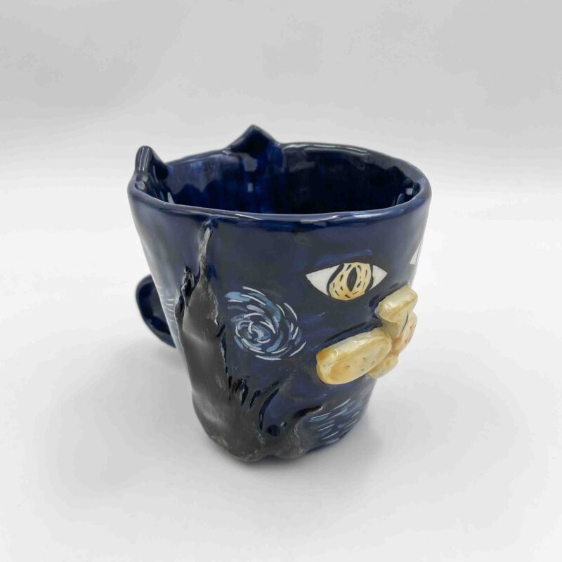 Handmade ceramic mugs inspired by cats, featuring designs of a Siamese cat, a tabby, a black cat, a yellow cat, and a special edition inspired by Vincent van Gogh's 'Starry Night.' Perfect for cat lovers and art enthusiasts! Χειροποίητες κεραμικές κούπες εμπνευσμένες από γάτες, με σχέδια Σιάμ, τιγρέ, μαύρης γάτας, κίτρινης γάτας και μια ειδική έκδοση εμπνευσμένη από το έργο 'Έναστρη Νύχτα' του Vincent van Gogh. Ιδανικές για λάτρεις των γατών και της τέχνης!