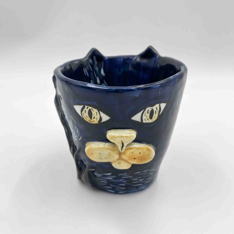 Handmade ceramic mugs inspired by cats, featuring designs of a Siamese cat, a tabby, a black cat, a yellow cat, and a special edition inspired by Vincent van Gogh's 'Starry Night.' Perfect for cat lovers and art enthusiasts! Χειροποίητες κεραμικές κούπες εμπνευσμένες από γάτες, με σχέδια Σιάμ, τιγρέ, μαύρης γάτας, κίτρινης γάτας και μια ειδική έκδοση εμπνευσμένη από το έργο 'Έναστρη Νύχτα' του Vincent van Gogh. Ιδανικές για λάτρεις των γατών και της τέχνης!