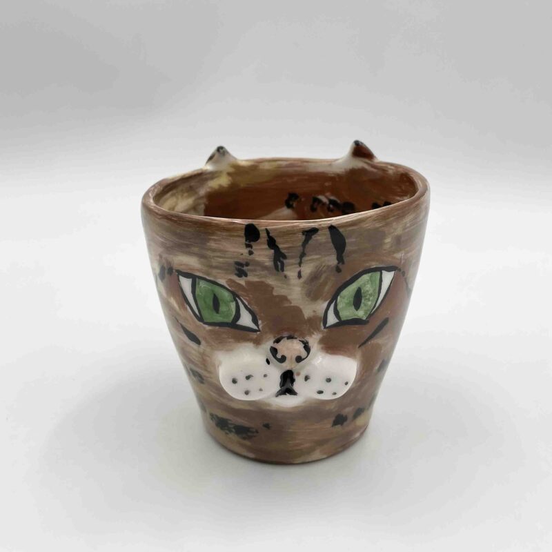 Handmade ceramic mugs inspired by cats, featuring designs of a Siamese cat, a tabby, a black cat, a yellow cat, and a special edition inspired by Vincent van Gogh's 'Starry Night.' Perfect for cat lovers and art enthusiasts! Χειροποίητες κεραμικές κούπες εμπνευσμένες από γάτες, με σχέδια Σιάμ, τιγρέ, μαύρης γάτας, κίτρινης γάτας και μια ειδική έκδοση εμπνευσμένη από το έργο 'Έναστρη Νύχτα' του Vincent van Gogh. Ιδανικές για λάτρεις των γατών και της τέχνης!