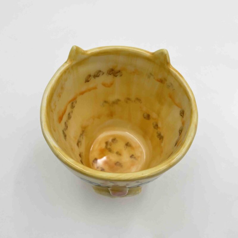 Handmade ceramic mugs inspired by cats, featuring designs of a Siamese cat, a tabby, a black cat, a yellow cat, and a special edition inspired by Vincent van Gogh's 'Starry Night.' Perfect for cat lovers and art enthusiasts! Χειροποίητες κεραμικές κούπες εμπνευσμένες από γάτες, με σχέδια Σιάμ, τιγρέ, μαύρης γάτας, κίτρινης γάτας και μια ειδική έκδοση εμπνευσμένη από το έργο 'Έναστρη Νύχτα' του Vincent van Gogh. Ιδανικές για λάτρεις των γατών και της τέχνης!