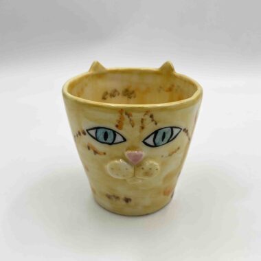 Handmade ceramic mugs inspired by cats, featuring designs of a Siamese cat, a tabby, a black cat, a yellow cat, and a special edition inspired by Vincent van Gogh's 'Starry Night.' Perfect for cat lovers and art enthusiasts! Χειροποίητες κεραμικές κούπες εμπνευσμένες από γάτες, με σχέδια Σιάμ, τιγρέ, μαύρης γάτας, κίτρινης γάτας και μια ειδική έκδοση εμπνευσμένη από το έργο 'Έναστρη Νύχτα' του Vincent van Gogh. Ιδανικές για λάτρεις των γατών και της τέχνης!