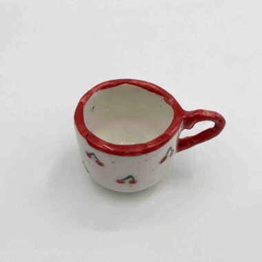 Handmade single espresso cup adorned with a charming cherry design. A delightful choice for coffee lovers who enjoy a touch of sweetness in their style. Χειροποίητο φλιτζάνι εσπρέσο διακοσμημένο με ένα χαριτωμένο σχέδιο κερασιών. Μια απολαυστική επιλογή για τους λάτρεις του καφέ που εκτιμούν μια δόση γλυκύτητας στο στυλ τους.