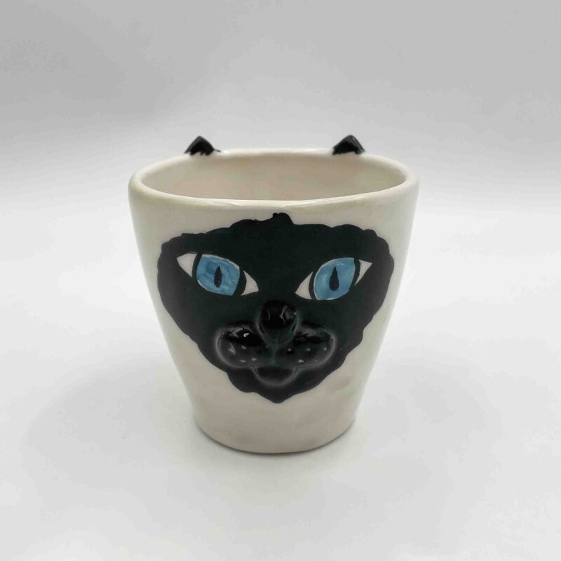 Handmade ceramic mugs inspired by cats, featuring designs of a Siamese cat, a tabby, a black cat, a yellow cat, and a special edition inspired by Vincent van Gogh's 'Starry Night.' Perfect for cat lovers and art enthusiasts! Χειροποίητες κεραμικές κούπες εμπνευσμένες από γάτες, με σχέδια Σιάμ, τιγρέ, μαύρης γάτας, κίτρινης γάτας και μια ειδική έκδοση εμπνευσμένη από το έργο 'Έναστρη Νύχτα' του Vincent van Gogh. Ιδανικές για λάτρεις των γατών και της τέχνης!