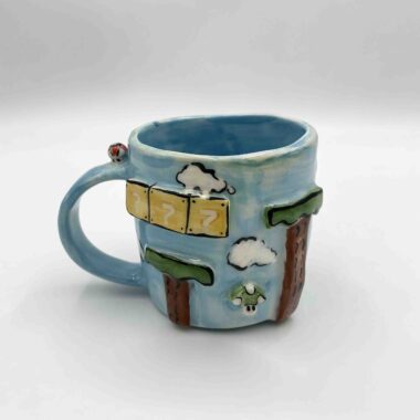 Handcrafted Super Mario-themed pottery collection featuring a 3D mug inspired by the iconic Sky Level, colorful coasters with pixel art designs, and a charming mushroom-shaped ashtray. Perfect for gamers and pottery lovers! Χειροποίητη συλλογή κεραμικών με θέμα τον Super Mario, που περιλαμβάνει μια 3D κούπα εμπνευσμένη από το εμβληματικό Sky Level, πολύχρωμα σουβέρ με pixel art σχέδια και ένα χαριτωμένο τασάκι σε σχήμα μανιταριού. Ιδανικό για gamers και λάτρεις της κεραμικής!