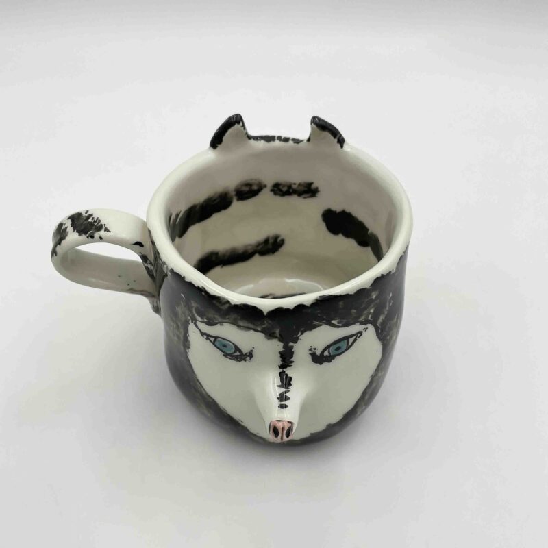 Handmade ceramic dog-themed mugs featuring beautifully crafted designs of popular dog breeds: Husky, Cocker Spaniel, Maltese, Chihuahua, and Pug. Perfect for dog lovers seeking unique and functional pottery that celebrates their favorite pets. Χειροποίητες κεραμικές κούπες με θέμα σκύλους, με υπέροχα σχέδια δημοφιλών φυλών: Χάσκι, Κόκερ Σπάνιελ, Μαλτέζ, Τσιουάουα και Παγκ. Ιδανικές για λάτρεις των σκύλων που αναζητούν μοναδική και χρηστική κεραμική που τιμά τα αγαπημένα τους κατοικίδια.