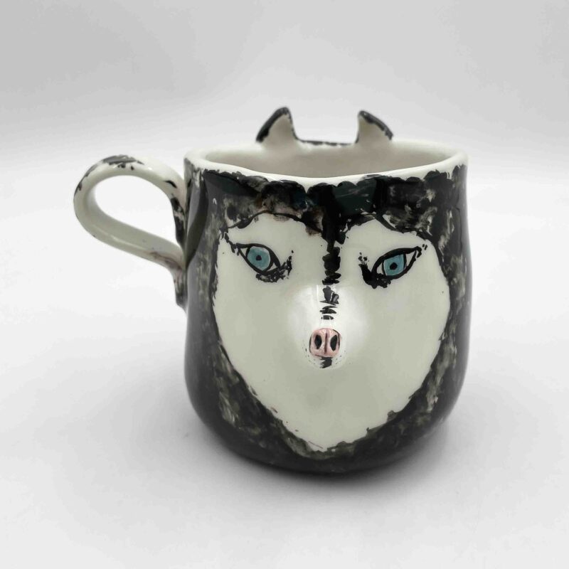 Handmade ceramic dog-themed mugs featuring beautifully crafted designs of popular dog breeds: Husky, Cocker Spaniel, Maltese, Chihuahua, and Pug. Perfect for dog lovers seeking unique and functional pottery that celebrates their favorite pets. Χειροποίητες κεραμικές κούπες με θέμα σκύλους, με υπέροχα σχέδια δημοφιλών φυλών: Χάσκι, Κόκερ Σπάνιελ, Μαλτέζ, Τσιουάουα και Παγκ. Ιδανικές για λάτρεις των σκύλων που αναζητούν μοναδική και χρηστική κεραμική που τιμά τα αγαπημένα τους κατοικίδια.