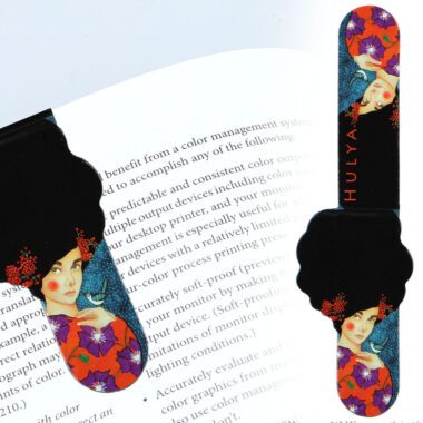 Set of 4 magnetic bookmarks featuring H. Ozdemir's artwork by Carmani. These bookmarks have a glossy finish that enhances their design and protects them from damage. Perfect for art lovers and reading enthusiasts. set of magnetic bookmarks, H. Ozdemir bookmarks, Carmani bookmarks, art-inspired bookmarks, glossy bookmarks, protective bookmarks, elegant reading accessories, unique gift, durable bookmarks, gift for book lovers.Σετ 4 μαγνητικών σελιδοδεικτών με έργο του H. Ozdemir από την Carmani. Οι σελιδοδείκτες διαθέτουν γυαλιστερή επίστρωση που αναδεικνύει το σχέδιο και τους προστατεύει από φθορές. Ιδανικό για λάτρεις της τέχνης και της ανάγνωσης. σετ μαγνητικοί σελιδοδείκτες, σελιδοδείκτες H. Ozdemir, μαγνητικοί σελιδοδείκτες Carmani, σελιδοδείκτες τέχνης, γυαλιστερή επίστρωση, προστατευτικοί σελιδοδείκτες, κομψά αξεσουάρ ανάγνωσης, μοναδικό δώρο, ανθεκτικοί σελιδοδείκτες, δώρο για βιβλιόφιλους.