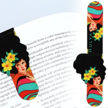 Set of 4 magnetic bookmarks featuring H. Ozdemir's artwork by Carmani. These bookmarks have a glossy finish that enhances their design and protects them from damage. Perfect for art lovers and reading enthusiasts. set of magnetic bookmarks, H. Ozdemir bookmarks, Carmani bookmarks, art-inspired bookmarks, glossy bookmarks, protective bookmarks, elegant reading accessories, unique gift, durable bookmarks, gift for book lovers.Σετ 4 μαγνητικών σελιδοδεικτών με έργο του H. Ozdemir από την Carmani. Οι σελιδοδείκτες διαθέτουν γυαλιστερή επίστρωση που αναδεικνύει το σχέδιο και τους προστατεύει από φθορές. Ιδανικό για λάτρεις της τέχνης και της ανάγνωσης. σετ μαγνητικοί σελιδοδείκτες, σελιδοδείκτες H. Ozdemir, μαγνητικοί σελιδοδείκτες Carmani, σελιδοδείκτες τέχνης, γυαλιστερή επίστρωση, προστατευτικοί σελιδοδείκτες, κομψά αξεσουάρ ανάγνωσης, μοναδικό δώρο, ανθεκτικοί σελιδοδείκτες, δώρο για βιβλιόφιλους.