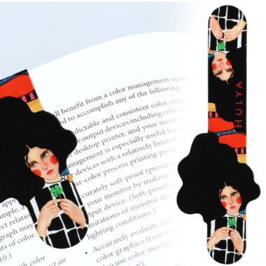 Set of 4 magnetic bookmarks featuring H. Ozdemir's artwork by Carmani. These bookmarks have a glossy finish that enhances their design and protects them from damage. Perfect for art lovers and reading enthusiasts. set of magnetic bookmarks, H. Ozdemir bookmarks, Carmani bookmarks, art-inspired bookmarks, glossy bookmarks, protective bookmarks, elegant reading accessories, unique gift, durable bookmarks, gift for book lovers.Σετ 4 μαγνητικών σελιδοδεικτών με έργο του H. Ozdemir από την Carmani. Οι σελιδοδείκτες διαθέτουν γυαλιστερή επίστρωση που αναδεικνύει το σχέδιο και τους προστατεύει από φθορές. Ιδανικό για λάτρεις της τέχνης και της ανάγνωσης. σετ μαγνητικοί σελιδοδείκτες, σελιδοδείκτες H. Ozdemir, μαγνητικοί σελιδοδείκτες Carmani, σελιδοδείκτες τέχνης, γυαλιστερή επίστρωση, προστατευτικοί σελιδοδείκτες, κομψά αξεσουάρ ανάγνωσης, μοναδικό δώρο, ανθεκτικοί σελιδοδείκτες, δώρο για βιβλιόφιλους.