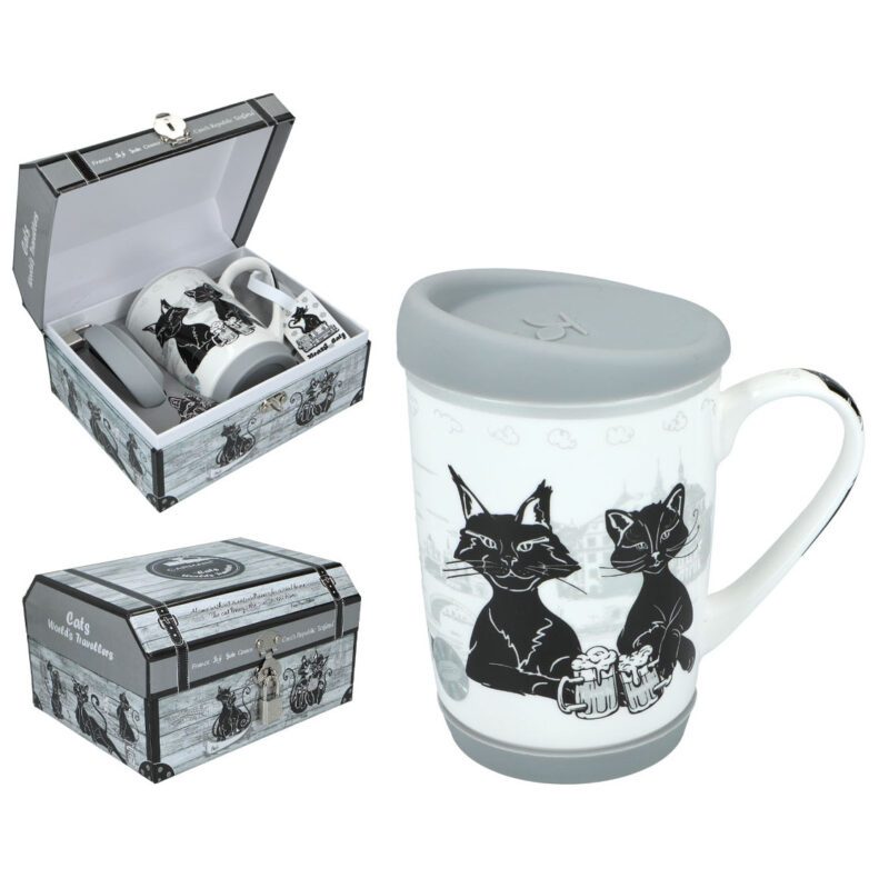 Mug featuring the Traveling Cats design, Prague edition by Carmani. This high-quality ceramic mug is perfect for cat lovers, showcasing charming cats in various poses. With an anti-slip base for added stability, it's both stylish and functional. Ideal as a gift or for everyday use. cat-themed mug, Traveling Cats mug, Prague design, Carmani mug, ceramic mug, anti-slip base mug, gift for cat lovers, artistic mug, unique mugs, everyday mug, cat lovers' accessories. Κούπα με το σχέδιο Traveling Cats, έκδοση Πράγα από την Carmani. Αυτή η υψηλής ποιότητας κεραμική κούπα είναι ιδανική για τους λάτρεις των γατών, διακοσμημένη με χαριτωμένα γατάκια σε διάφορες στάσεις. Με αντιολισθητική βάση για μεγαλύτερη σταθερότητα, συνδυάζει στυλ και λειτουργικότητα. Ιδανική για δώρο ή καθημερινή χρήση. κούπα με γάτες, κούπα Traveling Cats, σχέδιο Πράγα, κούπα Carmani, κεραμική κούπα, κούπα με αντιολισθητική βάση, δώρο για λάτρεις γατών, καλλιτεχνική κούπα, μοναδικές κούπες, καθημερινή κούπα, αξεσουάρ για λάτρεις γατών.