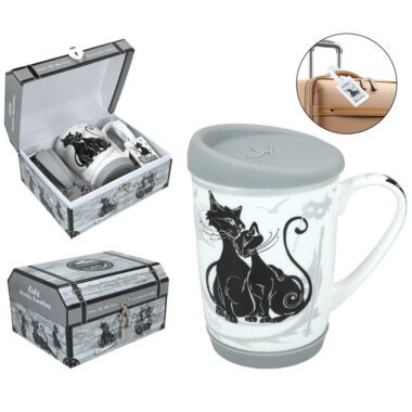 Mug featuring the Traveling Cats design, Prague edition by Carmani. This high-quality ceramic mug is perfect for cat lovers, showcasing charming cats in various poses. With an anti-slip base for added stability, it's both stylish and functional. Ideal as a gift or for everyday use. cat-themed mug, Traveling Cats mug, Prague design, Carmani mug, ceramic mug, anti-slip base mug, gift for cat lovers, artistic mug, unique mugs, everyday mug, cat lovers' accessories. Κούπα με το σχέδιο Traveling Cats, έκδοση Πράγα από την Carmani. Αυτή η υψηλής ποιότητας κεραμική κούπα είναι ιδανική για τους λάτρεις των γατών, διακοσμημένη με χαριτωμένα γατάκια σε διάφορες στάσεις. Με αντιολισθητική βάση για μεγαλύτερη σταθερότητα, συνδυάζει στυλ και λειτουργικότητα. Ιδανική για δώρο ή καθημερινή χρήση. κούπα με γάτες, κούπα Traveling Cats, σχέδιο Πράγα, κούπα Carmani, κεραμική κούπα, κούπα με αντιολισθητική βάση, δώρο για λάτρεις γατών, καλλιτεχνική κούπα, μοναδικές κούπες, καθημερινή κούπα, αξεσουάρ για λάτρεις γατών.