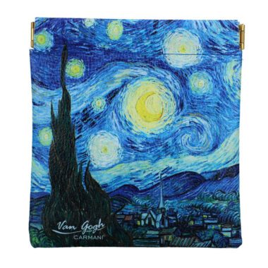 Stylish jewelry pouch/organizer with V. van Gogh's "Starry Night" design by Carmani. Perfect for storing jewelry and small items in your bag, this compact 12x12.5 cm organizer is ideal for travel or daily use. A unique accessory for art lovers and an elegant gift option. jewelry pouch, Starry Night organizer, van Gogh pouch, Carmani bag, small storage bag, travel accessory, compact jewelry bag, art-inspired organizer, stylish pouch, decorative organizer, gift for art lovers, elegant storage.Κομψό πουγκί/οργανωτής κοσμημάτων με σχέδιο "Έναστρη Νύχτα" του Β. Βαν Γκογκ από την Carmani. Ιδανικό για αποθήκευση κοσμημάτων και μικρών αντικειμένων μέσα στην τσάντα σας. Συμπαγές, με διαστάσεις 12x12.5 εκ., είναι τέλειο για ταξίδια ή καθημερινή χρήση. Ένα μοναδικό αξεσουάρ για τους λάτρεις της τέχνης και μια κομψή επιλογή δώρου. πουγκί κοσμημάτων, οργανωτής "Έναστρη Νύχτα", πουγκί Βαν Γκογκ, Carmani τσάντα, μικρή αποθηκευτική τσάντα, αξεσουάρ ταξιδιού, συμπαγής τσάντα κοσμημάτων, οργανωτής εμπνευσμένος από την τέχνη, κομψό πουγκί, διακοσμητικός οργανωτής, δώρο για λάτρεις της τέχνης, κομψή αποθήκευση.