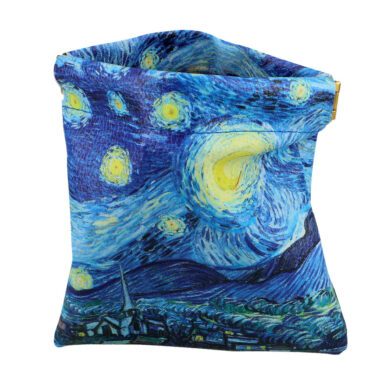 Stylish jewelry pouch/organizer with V. van Gogh's "Starry Night" design by Carmani. Perfect for storing jewelry and small items in your bag, this compact 12x12.5 cm organizer is ideal for travel or daily use. A unique accessory for art lovers and an elegant gift option. jewelry pouch, Starry Night organizer, van Gogh pouch, Carmani bag, small storage bag, travel accessory, compact jewelry bag, art-inspired organizer, stylish pouch, decorative organizer, gift for art lovers, elegant storage.Κομψό πουγκί/οργανωτής κοσμημάτων με σχέδιο "Έναστρη Νύχτα" του Β. Βαν Γκογκ από την Carmani. Ιδανικό για αποθήκευση κοσμημάτων και μικρών αντικειμένων μέσα στην τσάντα σας. Συμπαγές, με διαστάσεις 12x12.5 εκ., είναι τέλειο για ταξίδια ή καθημερινή χρήση. Ένα μοναδικό αξεσουάρ για τους λάτρεις της τέχνης και μια κομψή επιλογή δώρου. πουγκί κοσμημάτων, οργανωτής "Έναστρη Νύχτα", πουγκί Βαν Γκογκ, Carmani τσάντα, μικρή αποθηκευτική τσάντα, αξεσουάρ ταξιδιού, συμπαγής τσάντα κοσμημάτων, οργανωτής εμπνευσμένος από την τέχνη, κομψό πουγκί, διακοσμητικός οργανωτής, δώρο για λάτρεις της τέχνης, κομψή αποθήκευση.