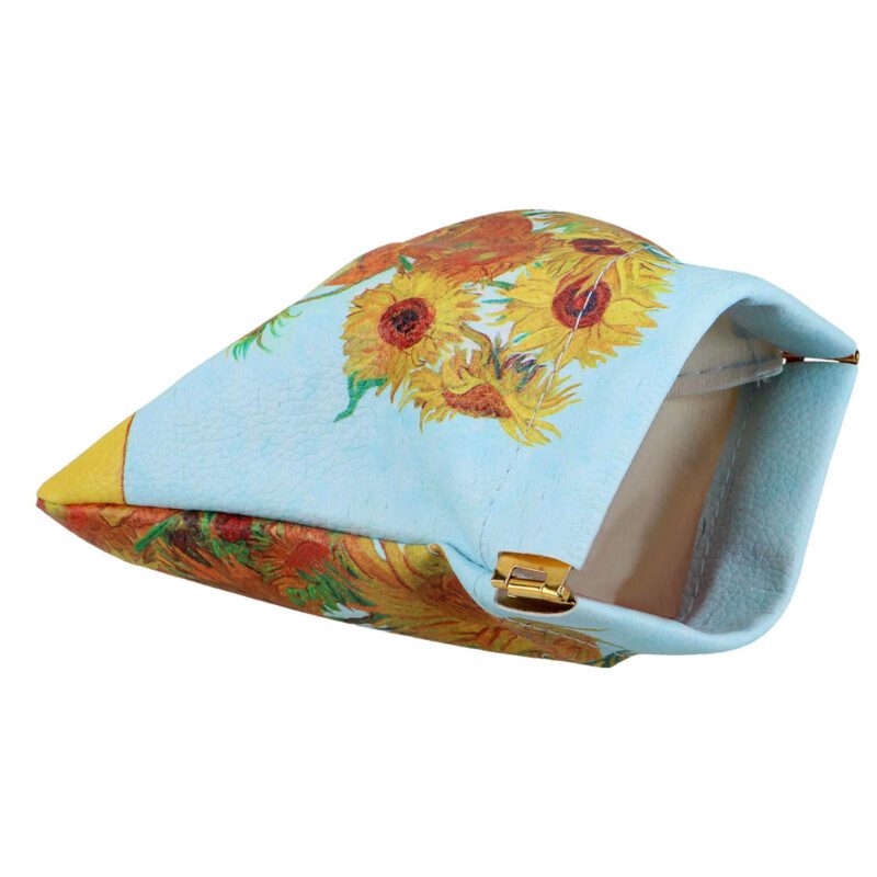 Stylish jewelry pouch/organizer with V. van Gogh's "Sunflowers" design by Carmani. Perfect for storing jewelry and small items in your bag, this compact 12x12.5 cm organizer is ideal for travel or daily use. A unique accessory for art lovers and an elegant gift option. jewelry pouch, Sunflowers organizer, van Gogh pouch, Carmani bag, small storage bag, travel accessory, compact jewelry bag, art-inspired organizer, stylish pouch, decorative organizer, gift for art lovers, elegant storage.Κομψό πουγκί/οργανωτής κοσμημάτων με σχέδιο "Ηλιοτρόπια" του Β. Βαν Γκογκ από την Carmani. Ιδανικό για αποθήκευση κοσμημάτων και μικρών αντικειμένων μέσα στην τσάντα σας. Συμπαγές, με διαστάσεις 12x12.5 εκ., είναι τέλειο για ταξίδια ή καθημερινή χρήση. Ένα μοναδικό αξεσουάρ για τους λάτρεις της τέχνης και μια κομψή επιλογή δώρου. πουγκί κοσμημάτων, οργανωτής "Ηλιοτρόπια", πουγκί Βαν Γκογκ, Carmani τσάντα, μικρή αποθηκευτική τσάντα, αξεσουάρ ταξιδιού, συμπαγής τσάντα κοσμημάτων, οργανωτής εμπνευσμένος από την τέχνη, κομψό πουγκί, διακοσμητικός οργανωτής, δώρο για λάτρεις της τέχνης, κομψή αποθήκευση.