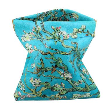 Elegant jewelry pouch/organizer featuring V. van Gogh's "Almond Blossom" design by Carmani. Compact and practical, measuring 12x12.5 cm, it's ideal for storing jewelry and small items in your bag. A perfect accessory for travel or daily use and a thoughtful gift for art enthusiasts. jewelry pouch, Almond Blossom organizer, van Gogh pouch, Carmani bag, small storage bag, travel accessory, compact jewelry bag, art-inspired organizer, stylish pouch, decorative organizer, gift for art lovers, elegant storage solution.Κομψό πουγκί/οργανωτής κοσμημάτων με σχέδιο "Ανθισμένη Αμυγδαλιά" του Β. Βαν Γκογκ από την Carmani. Συμπαγές και πρακτικό, με διαστάσεις 12x12.5 εκ., ιδανικό για αποθήκευση κοσμημάτων και μικρών αντικειμένων μέσα στην τσάντα σας. Τέλειο αξεσουάρ για ταξίδια ή καθημερινή χρήση και μια προσεγμένη επιλογή δώρου για τους λάτρεις της τέχνης. πουγκί κοσμημάτων, οργανωτής "Ανθισμένη Αμυγδαλιά", πουγκί Βαν Γκογκ, Carmani τσάντα, μικρή αποθηκευτική τσάντα, αξεσουάρ ταξιδιού, συμπαγής τσάντα κοσμημάτων, οργανωτής εμπνευσμένος από την τέχνη, κομψό πουγκί, διακοσμητικός οργανωτής, δώρο για λάτρεις της τέχνης, κομψή αποθήκευση.