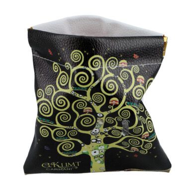 Charming jewelry pouch/organizer featuring Gustav Klimt's "Tree of Life" design by Carmani. Measuring 12x12.5 cm, this elegant accessory is perfect for storing jewelry and small items inside your bag. A beautiful combination of practicality and art, ideal for travel or as a gift for art lovers. jewelry pouch, Tree of Life organizer, Klimt pouch, Carmani bag, small storage bag, travel accessory, compact jewelry bag, art-inspired organizer, stylish pouch, decorative organizer, gift for art lovers, elegant storage solution.Γοητευτικό πουγκί/οργανωτής κοσμημάτων με το σχέδιο "Δέντρο της Ζωής" του Γκούσταφ Κλιμτ από την Carmani. Με διαστάσεις 12x12.5 εκ., αυτό το κομψό αξεσουάρ είναι ιδανικό για την αποθήκευση κοσμημάτων και μικρών αντικειμένων μέσα στην τσάντα σας. Μια όμορφη συνδυασμένη πρακτικότητα και τέχνη, ιδανικό για ταξίδια ή ως δώρο για τους λάτρεις της τέχνης. πουγκί κοσμημάτων, οργανωτής Δέντρο της Ζωής, πουγκί Κλιμτ, Carmani τσάντα, μικρή αποθηκευτική τσάντα, αξεσουάρ ταξιδιού, συμπαγής τσάντα κοσμημάτων, οργανωτής εμπνευσμένος από την τέχνη, κομψό πουγκί, διακοσμητικός οργανωτής, δώρο για λάτρεις της τέχνης, κομψή αποθήκευση.