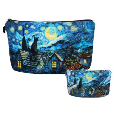 This cosmetic bag combines functionality and art, featuring designs inspired by Vincent van Gogh’s masterpieces. Its compact size and zipper closure make it perfect for organizing makeup and essentials, while the artistic patterns add a unique, stylish touch.Cosmetic bag inspired by Vincent van Gogh, art-inspired makeup bag, zipper cosmetic pouch, stylish travel bag, women’s accessory, artistic gift, organizer for beauty essentials, Van Gogh design, compact and functional bag, art lover’s gift. Αυτή η τσάντα καλλυντικών συνδυάζει λειτουργικότητα και τέχνη, με σχέδια εμπνευσμένα από τα αριστουργήματα του Βίνσεντ βαν Γκογκ. Το συμπαγές μέγεθός της και το φερμουάρ την καθιστούν ιδανική για την οργάνωση των καλλυντικών και των απαραίτητων ειδών, ενώ τα καλλιτεχνικά σχέδια προσθέτουν μια μοναδική και κομψή πινελιά. Τσάντα καλλυντικών εμπνευσμένη από τον Βίνσεντ βαν Γκογκ, τσάντα μακιγιάζ με σχέδιο τέχνης, τσάντα καλλυντικών με φερμουάρ, στυλάτη τσάντα ταξιδιού, αξεσουάρ για γυναίκες, καλλιτεχνικό δώρο, οργάνωση για καλλυντικά, σχέδιο Βαν Γκογκ, συμπαγής και λειτουργική τσάντα, δώρο για λάτρεις της τέχνης.