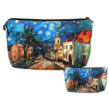 This cosmetic bag combines functionality and art, featuring designs inspired by Vincent van Gogh’s masterpieces. Its compact size and zipper closure make it perfect for organizing makeup and essentials, while the artistic patterns add a unique, stylish touch.Cosmetic bag inspired by Vincent van Gogh, art-inspired makeup bag, zipper cosmetic pouch, stylish travel bag, women’s accessory, artistic gift, organizer for beauty essentials, Van Gogh design, compact and functional bag, art lover’s gift. Αυτή η τσάντα καλλυντικών συνδυάζει λειτουργικότητα και τέχνη, με σχέδια εμπνευσμένα από τα αριστουργήματα του Βίνσεντ βαν Γκογκ. Το συμπαγές μέγεθός της και το φερμουάρ την καθιστούν ιδανική για την οργάνωση των καλλυντικών και των απαραίτητων ειδών, ενώ τα καλλιτεχνικά σχέδια προσθέτουν μια μοναδική και κομψή πινελιά. Τσάντα καλλυντικών εμπνευσμένη από τον Βίνσεντ βαν Γκογκ, τσάντα μακιγιάζ με σχέδιο τέχνης, τσάντα καλλυντικών με φερμουάρ, στυλάτη τσάντα ταξιδιού, αξεσουάρ για γυναίκες, καλλιτεχνικό δώρο, οργάνωση για καλλυντικά, σχέδιο Βαν Γκογκ, συμπαγής και λειτουργική τσάντα, δώρο για λάτρεις της τέχνης.