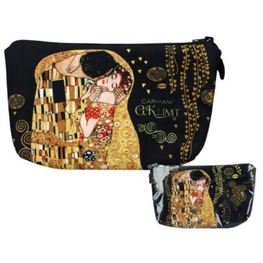 Cosmetic bag - The Kiss by Gustav Klimt (CARMANI), beautifully decorated with an iconic artwork and zippered for convenience. A stylish and practical accessory for organizing cosmetics and small essentials. Klimt cosmetic bag, The Kiss makeup bag, artistic cosmetic pouch, Carmani accessories, elegant cosmetic case, painting-inspired bag, women’s gift, travel organizer, beauty essentials bag, art-themed pouch.τσάντα για Καλλυντικα- Το Φιλί του Gustav Klimt (CARMANI), όμορφα διακοσμημένη με το εμβληματικό έργο τέχνης και με φερμουάρ για ευκολία. Ένα κομψό και πρακτικό αξεσουάρ για την οργάνωση καλλυντικών και μικροαντικειμένων. Καλλυντική τσάντα Klimt, νεσεσέρ Το Φιλί, καλλυντική τσάντα Carmani, καλλυντική θήκη εμπνευσμένη από την τέχνη, κομψή καλλυντική θήκη, δώρο για γυναίκες, οργανωτής ταξιδίου, θήκη προϊόντων ομορφιάς, καλλυντικό αξεσουάρ με θέμα την τέχνη.