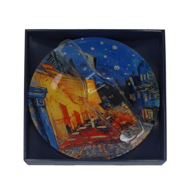 Decorative plate with spatula inspired by Van Gogh’s Cafe Terrace at Night. This set includes a beautifully designed plate and spatula, perfect for serving desserts or as a decorative item in any home. Ideal for lovers of art and high-quality, unique home decor.decorative plate with spatula, Van Gogh Cafe Terrace, art-inspired plate set, dessert serving set, Van Gogh home decor, unique art plates, elegant serving set, home decor gift, ceramic art plate, art lover gift, cafe terrace decor. Διακοσμητικό πιάτο με σπάτουλα εμπνευσμένο από το έργο του Van Gogh Η Ταράτσα Καφετέριας τη Νύχτα. Αυτό το σετ περιλαμβάνει ένα όμορφα σχεδιασμένο πιάτο και σπάτουλα, ιδανικό για σερβίρισμα γλυκών ή ως διακοσμητικό αντικείμενο σε οποιονδήποτε χώρο. Ιδανικό για λάτρεις της τέχνης και για όσους εκτιμούν τη μοναδική διακόσμηση υψηλής ποιότητας.διακοσμητικό πιάτο με σπάτουλα, Van Gogh Ταράτσα Καφετέριας, σετ πιάτου εμπνευσμένο από τέχνη, σετ σερβιρίσματος γλυκών, διακόσμηση σπιτιού Van Gogh, μοναδικά πιάτα τέχνης, κομψό σετ σερβιρίσματος, δώρο διακόσμησης σπιτιού, κεραμικό πιάτο τέχνης, δώρο για λάτρεις της τέχνης, διακόσμηση καφετέριας.