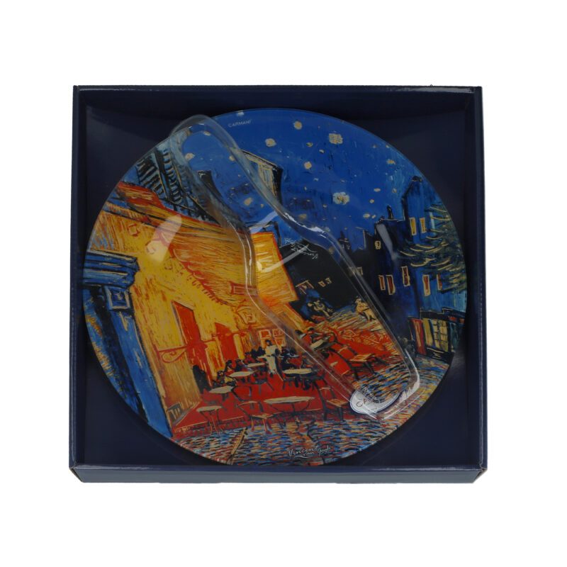 Decorative plate with spatula inspired by Van Gogh’s Cafe Terrace at Night. This set includes a beautifully designed plate and spatula, perfect for serving desserts or as a decorative item in any home. Ideal for lovers of art and high-quality, unique home decor.decorative plate with spatula, Van Gogh Cafe Terrace, art-inspired plate set, dessert serving set, Van Gogh home decor, unique art plates, elegant serving set, home decor gift, ceramic art plate, art lover gift, cafe terrace decor. Διακοσμητικό πιάτο με σπάτουλα εμπνευσμένο από το έργο του Van Gogh Η Ταράτσα Καφετέριας τη Νύχτα. Αυτό το σετ περιλαμβάνει ένα όμορφα σχεδιασμένο πιάτο και σπάτουλα, ιδανικό για σερβίρισμα γλυκών ή ως διακοσμητικό αντικείμενο σε οποιονδήποτε χώρο. Ιδανικό για λάτρεις της τέχνης και για όσους εκτιμούν τη μοναδική διακόσμηση υψηλής ποιότητας.διακοσμητικό πιάτο με σπάτουλα, Van Gogh Ταράτσα Καφετέριας, σετ πιάτου εμπνευσμένο από τέχνη, σετ σερβιρίσματος γλυκών, διακόσμηση σπιτιού Van Gogh, μοναδικά πιάτα τέχνης, κομψό σετ σερβιρίσματος, δώρο διακόσμησης σπιτιού, κεραμικό πιάτο τέχνης, δώρο για λάτρεις της τέχνης, διακόσμηση καφετέριας.