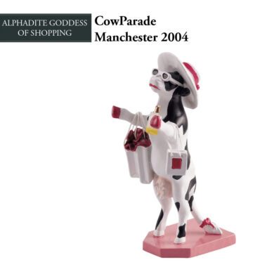 CowParade Μάντσεστερ 2004, Alphadite Θεά του Ψώνιου, Καλλιτέχνης: Simon Walmsey. Προσφέρονται από εμάς, αυτές οι φιγούρες είναι μινιατούρες αγελάδων που αποτελούν μέρος της διάσημης έκθεσης τέχνης CowParade. Η υπαίθρια αυτή έκθεση σύγχρονης τέχνης πραγματοποιείται σε μεγάλες πόλεις σε όλο τον κόσμο και εκτός από την καλλιτεχνική της αξία, συνδέεται και με φιλανθρωπικές δραστηριότητες. Κατασκευασμένες από υψηλής ποιότητας πολυρεσίνη. Λέξεις-κλειδιά: CowParade, Μάντσεστερ 2004, Alphadite, Θεά του Ψώνιου, Simon Walmsey, μινιατούρες αγελάδων, σύγχρονη τέχνη, φιλανθρωπία, πολυρεσίνη γλυπτό, έκθεση CowParade, φιγούρα συλλογής.