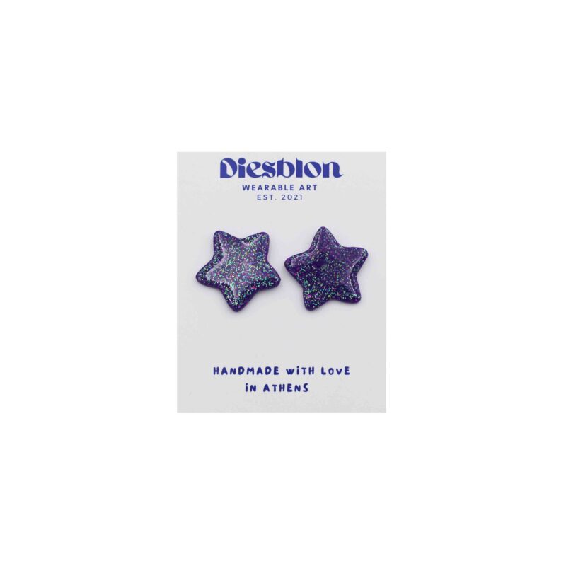 Handcrafted polymer clay star earrings with glitter in a variety of vibrant colors, perfect for adding sparkle and charm to any outfit. These lightweight, durable earrings are available in multiple shades, making them ideal for both everyday wear and special occasions. The unique glitter design adds a fun, playful touch to your jewelry collection, making them a perfect gift for those who love whimsical, handmade pieces. Χειροποίητα σκουλαρίκια αστεριών από πολυμερικό πηλό με γκλίτερ σε διάφορα ζωντανά χρώματα, ιδανικά για να προσθέσετε λάμψη και γοητεία σε κάθε εμφάνιση. Αυτά τα ελαφριά και ανθεκτικά σκουλαρίκια διατίθενται σε πολλές αποχρώσεις, κάνοντάς τα ιδανικά για καθημερινή χρήση ή ειδικές περιστάσεις. Ο μοναδικός σχεδιασμός με γκλίτερ προσφέρει μια διασκεδαστική και παιχνιδιάρικη πινελιά στη συλλογή σας, κάνοντάς τα το τέλειο δώρο για εκείνους που αγαπούν τα ιδιαίτερα, χειροποίητα κοσμήματα.