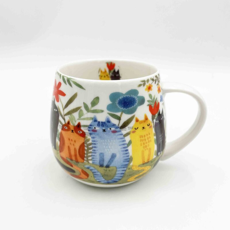 charming porcelain cat mugs with a built-in strainer and matching lid, perfect for tea lovers. Featuring adorable cat illustrations, these mugs offer both style and functionality, ideal for brewing your favorite tea. Durable, high-quality porcelain ensures long-lasting use, and the lid keeps your drink warm. Great gift for cat lovers and tea enthusiasts. Γοητευτικές πορσελάνιneς κούπες με γάτες, εξοπλισμένες με ενσωματωμένο σουρωτήρι και καπάκι, ιδανικές για λάτρεις του τσαγιού. Με χαριτωμένα σχέδια γατών, αυτές οι κούπες συνδυάζουν στυλ και λειτουργικότητα, τέλειες για το αγαπημένο σας τσάι. Ανθεκτική πορσελάνη για μακροχρόνια χρήση και το καπάκι διατηρεί το ρόφημα ζεστό. Ιδανικό δώρο για λάτρεις των γατών και του τσαγιού.