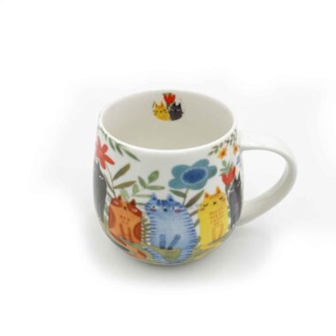 charming porcelain cat mugs with a built-in strainer and matching lid, perfect for tea lovers. Featuring adorable cat illustrations, these mugs offer both style and functionality, ideal for brewing your favorite tea. Durable, high-quality porcelain ensures long-lasting use, and the lid keeps your drink warm. Great gift for cat lovers and tea enthusiasts. Γοητευτικές πορσελάνιneς κούπες με γάτες, εξοπλισμένες με ενσωματωμένο σουρωτήρι και καπάκι, ιδανικές για λάτρεις του τσαγιού. Με χαριτωμένα σχέδια γατών, αυτές οι κούπες συνδυάζουν στυλ και λειτουργικότητα, τέλειες για το αγαπημένο σας τσάι. Ανθεκτική πορσελάνη για μακροχρόνια χρήση και το καπάκι διατηρεί το ρόφημα ζεστό. Ιδανικό δώρο για λάτρεις των γατών και του τσαγιού.