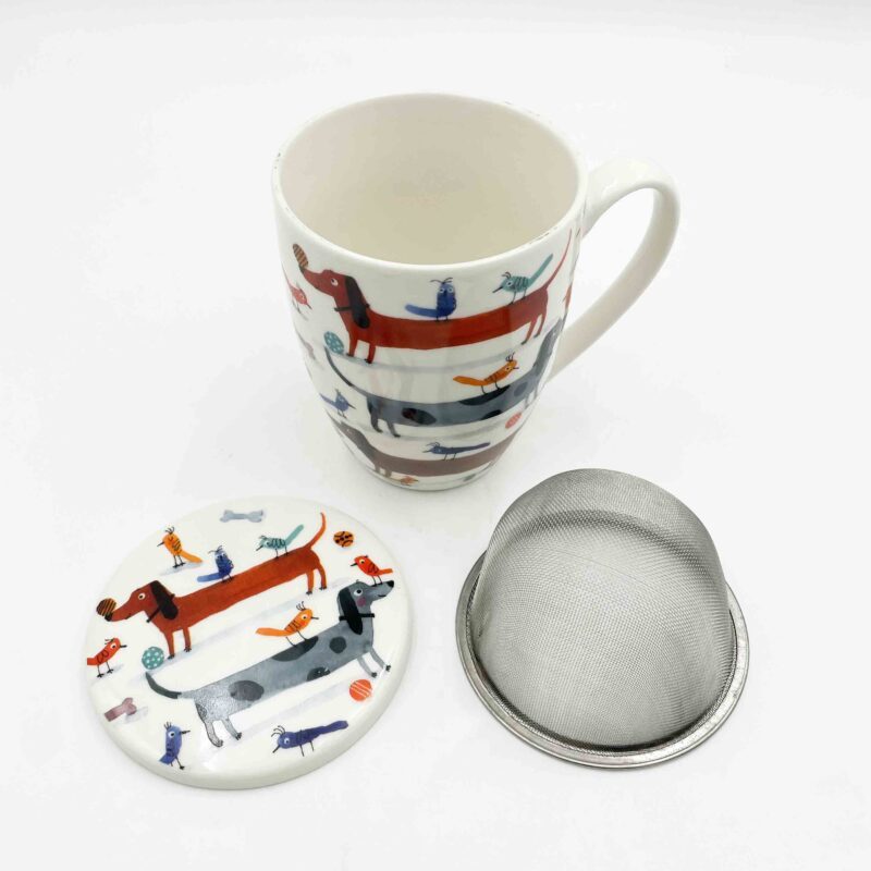 Charming porcelain dog mugs with a built-in strainer and matching lid, perfect for dog lovers and tea enthusiasts. Featuring playful dog illustrations, these mugs combine style and practicality, ideal for enjoying your favorite tea. High-quality porcelain ensures durability, and the lid helps keep your beverage warm. A thoughtful gift for dog lovers." And in Greek: "Γοητευτικές πορσελάνιneς κούπες με σκύλους, εξοπλισμένες με ενσωματωμένο σουρωτήρι και καπάκι, ιδανικές για λάτρεις των σκύλων και του τσαγιού. Με παιχνιδιάρικα σχέδια σκύλων, αυτές οι κούπες συνδυάζουν στυλ και λειτουργικότητα, τέλειες για να απολαύσετε το αγαπημένο σας τσάι. Ανθεκτική πορσελάνη για μακροχρόνια χρήση και το καπάκι διατηρεί το ρόφημα ζεστό. Ιδανικό δώρο για λάτρεις των σκύλων.