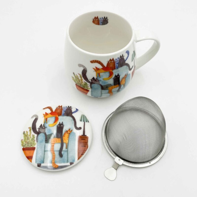 charming porcelain cat mugs with a built-in strainer and matching lid, perfect for tea lovers. Featuring adorable cat illustrations, these mugs offer both style and functionality, ideal for brewing your favorite tea. Durable, high-quality porcelain ensures long-lasting use, and the lid keeps your drink warm. Great gift for cat lovers and tea enthusiasts. Γοητευτικές πορσελάνιneς κούπες με γάτες, εξοπλισμένες με ενσωματωμένο σουρωτήρι και καπάκι, ιδανικές για λάτρεις του τσαγιού. Με χαριτωμένα σχέδια γατών, αυτές οι κούπες συνδυάζουν στυλ και λειτουργικότητα, τέλειες για το αγαπημένο σας τσάι. Ανθεκτική πορσελάνη για μακροχρόνια χρήση και το καπάκι διατηρεί το ρόφημα ζεστό. Ιδανικό δώρο για λάτρεις των γατών και του τσαγιού.