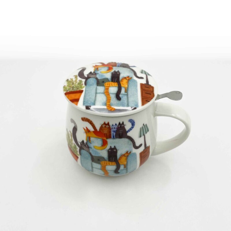 charming porcelain cat mugs with a built-in strainer and matching lid, perfect for tea lovers. Featuring adorable cat illustrations, these mugs offer both style and functionality, ideal for brewing your favorite tea. Durable, high-quality porcelain ensures long-lasting use, and the lid keeps your drink warm. Great gift for cat lovers and tea enthusiasts. Γοητευτικές πορσελάνιneς κούπες με γάτες, εξοπλισμένες με ενσωματωμένο σουρωτήρι και καπάκι, ιδανικές για λάτρεις του τσαγιού. Με χαριτωμένα σχέδια γατών, αυτές οι κούπες συνδυάζουν στυλ και λειτουργικότητα, τέλειες για το αγαπημένο σας τσάι. Ανθεκτική πορσελάνη για μακροχρόνια χρήση και το καπάκι διατηρεί το ρόφημα ζεστό. Ιδανικό δώρο για λάτρεις των γατών και του τσαγιού.