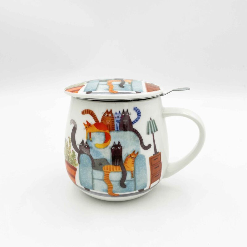 charming porcelain cat mugs with a built-in strainer and matching lid, perfect for tea lovers. Featuring adorable cat illustrations, these mugs offer both style and functionality, ideal for brewing your favorite tea. Durable, high-quality porcelain ensures long-lasting use, and the lid keeps your drink warm. Great gift for cat lovers and tea enthusiasts. Γοητευτικές πορσελάνιneς κούπες με γάτες, εξοπλισμένες με ενσωματωμένο σουρωτήρι και καπάκι, ιδανικές για λάτρεις του τσαγιού. Με χαριτωμένα σχέδια γατών, αυτές οι κούπες συνδυάζουν στυλ και λειτουργικότητα, τέλειες για το αγαπημένο σας τσάι. Ανθεκτική πορσελάνη για μακροχρόνια χρήση και το καπάκι διατηρεί το ρόφημα ζεστό. Ιδανικό δώρο για λάτρεις των γατών και του τσαγιού.