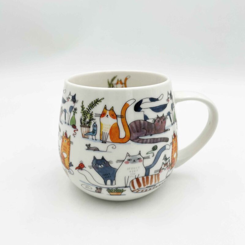 charming porcelain cat mugs with a built-in strainer and matching lid, perfect for tea lovers. Featuring adorable cat illustrations, these mugs offer both style and functionality, ideal for brewing your favorite tea. Durable, high-quality porcelain ensures long-lasting use, and the lid keeps your drink warm. Great gift for cat lovers and tea enthusiasts. Γοητευτικές πορσελάνιneς κούπες με γάτες, εξοπλισμένες με ενσωματωμένο σουρωτήρι και καπάκι, ιδανικές για λάτρεις του τσαγιού. Με χαριτωμένα σχέδια γατών, αυτές οι κούπες συνδυάζουν στυλ και λειτουργικότητα, τέλειες για το αγαπημένο σας τσάι. Ανθεκτική πορσελάνη για μακροχρόνια χρήση και το καπάκι διατηρεί το ρόφημα ζεστό. Ιδανικό δώρο για λάτρεις των γατών και του τσαγιού.