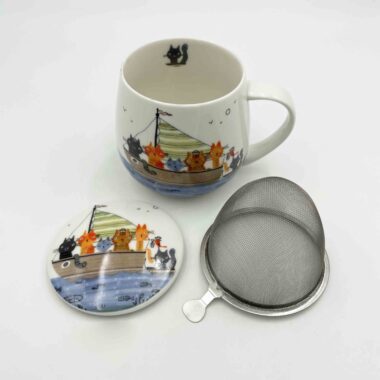 charming porcelain cat mugs with a built-in strainer and matching lid, perfect for tea lovers. Featuring adorable cat illustrations, these mugs offer both style and functionality, ideal for brewing your favorite tea. Durable, high-quality porcelain ensures long-lasting use, and the lid keeps your drink warm. Great gift for cat lovers and tea enthusiasts. Γοητευτικές πορσελάνιneς κούπες με γάτες, εξοπλισμένες με ενσωματωμένο σουρωτήρι και καπάκι, ιδανικές για λάτρεις του τσαγιού. Με χαριτωμένα σχέδια γατών, αυτές οι κούπες συνδυάζουν στυλ και λειτουργικότητα, τέλειες για το αγαπημένο σας τσάι. Ανθεκτική πορσελάνη για μακροχρόνια χρήση και το καπάκι διατηρεί το ρόφημα ζεστό. Ιδανικό δώρο για λάτρεις των γατών και του τσαγιού.